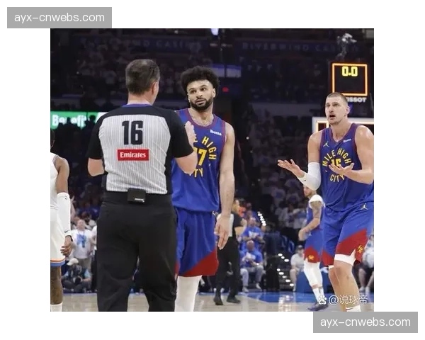 掘金比赛第三节，官方应用实时推送“约基奇本次助攻为赛季第500次”的数据弹窗。